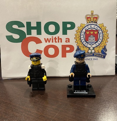 picture of lego police shop with a cop